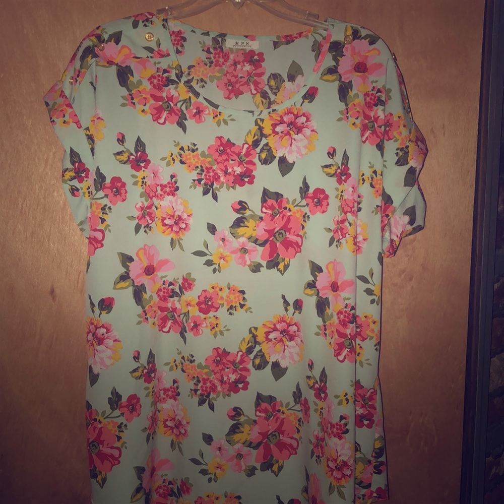 Flowy, floral blouse 🌸